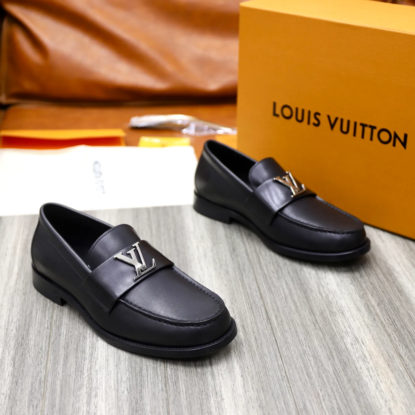 Men's shoes 💰: 💰900LV Louis Vuitton slip-on loafers, top quality products produced in Dongguan, ready for sale! This LV Glove loafer is made of selected soft cowhide, with a slightly wrinkled leather surface and a very high-end texture. Each pair is unique. The leather surface is light and soft, with a fine texture and good luster. It is a classic loafer style, with exquisite handmade mark stitching on the toe, and a square toe configuration to highlight the classic style. The horizontal band has hot-printed LV three-dimensional letters, semi-solid handcrafts and a genuine leather outsole, and a rubber patch on the heel to create wear-resistant performance and comfort. One of the must-have loafers for men! Comes with full original packaging! Code number: 38-39-40-41-42-43-44 (38, 45, 46 customized) standard leather shoe code